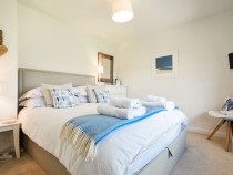 Dunford Cottage king size master bedroom