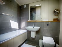 Barley Lodge main bathroom 