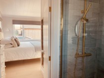 The Moorings bedroom ensuite