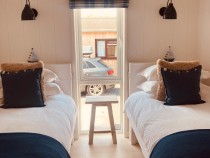 The Moorings twin bedroom